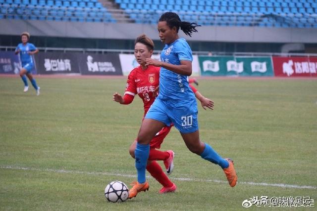 亚马尔与19岁女网红购物被偷拍 她有140多万粉丝