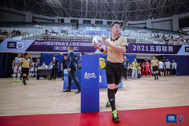 亚马尔与19岁女网红购物被偷拍 她有140多万粉丝